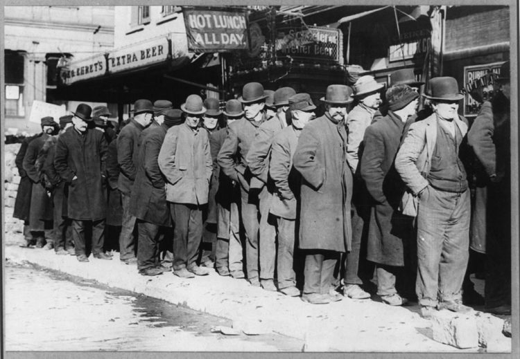 1200px-Bowery_men_waiting_for_bread_in_bread_line,_(New_York_City)_LCCN2005689084