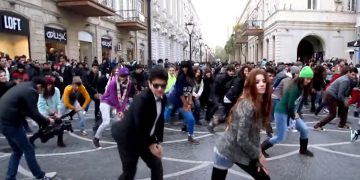 Huge crowd in Azerbaijan does hilarious flash mob to dance pop hits